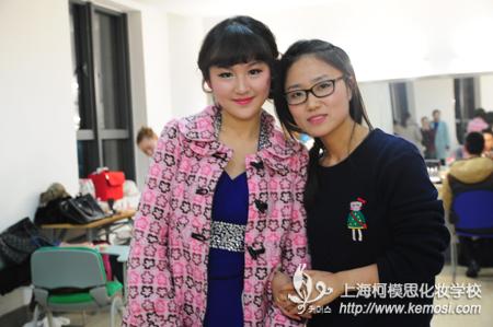 上海华东理工大学师生联欢晚会圆满闭幕 柯模思学员负责演员妆容